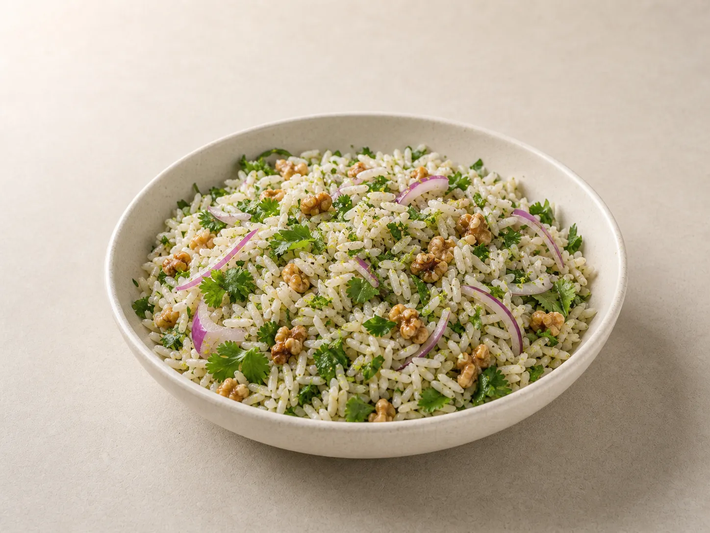 Тёплый рисовый салат с зеленью, лаймом и грецкими орехами